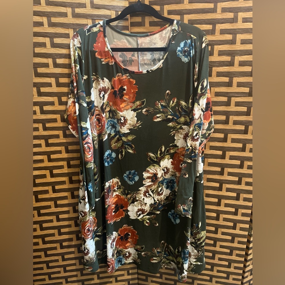 NO TAGS Green long sleeve floral dress with pockets women’s fits like 2x